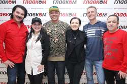  Учасники культового хіт-параду Територія А (зліва на право) Павло Зібров, Анжеліка Рудницька, Мирослав Кувалдін, Марина Одольська, Сергій Підкаура, Ігор Балан 