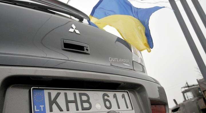 Українцям спростили процес розмитнення авто