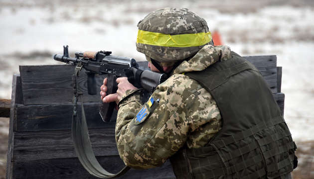 На Донбасі бойовики гатять поблизу семи населених пунктів