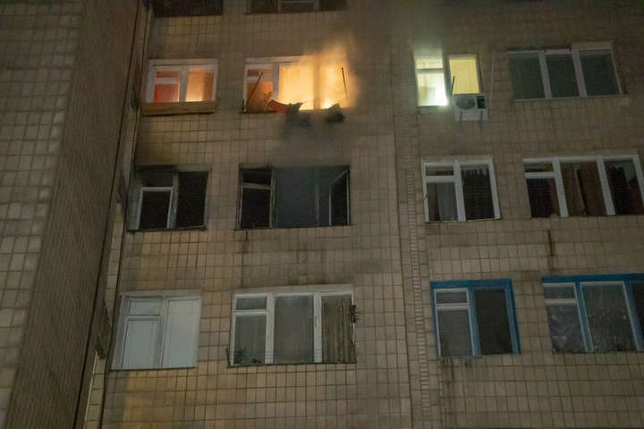 На світанку у багатоповерхівці в Києві сталася пожежа: є потерпілий (фото, відео)