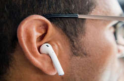 Раду закликають заборонити музику й фільми у транспорті