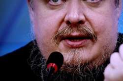  Чаплін був знайомий із Кирилом з юності, той висвятив його на священника 1992 року. Довгі роки Чаплін був заступником Кирила у відділі зовнішніх церковних зв’язків і спічрайтером 