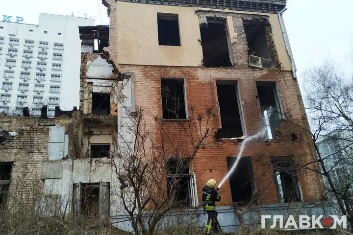 Біля готелю «Мир» у Києві горіла будівля