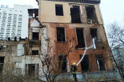 Біля готелю «Мир» у Києві горіла будівля