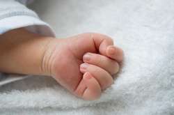 На Луганщині багатодітна мати заморила голодом семимісячне немовля