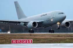  Літак Бундесверу з евакуйованими з Уханя німцями на борту сідає у Франкфурті-на-Майні 