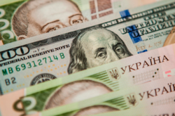 Гривня падає. Економіст розповів, через що долар різко пішов вгору