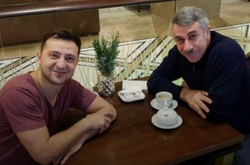 У квітні 2019 року Комаровський увійшов до команди тодішнього кандидата у президенти Володимира Зеленського