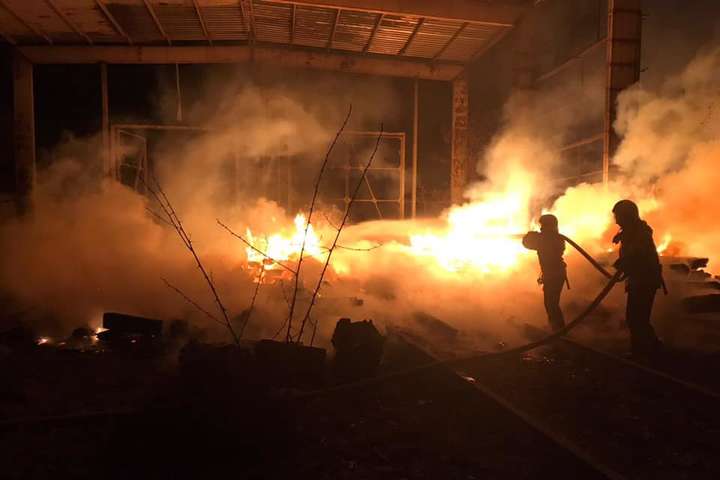 У Києві ліквідували пожежу в депо