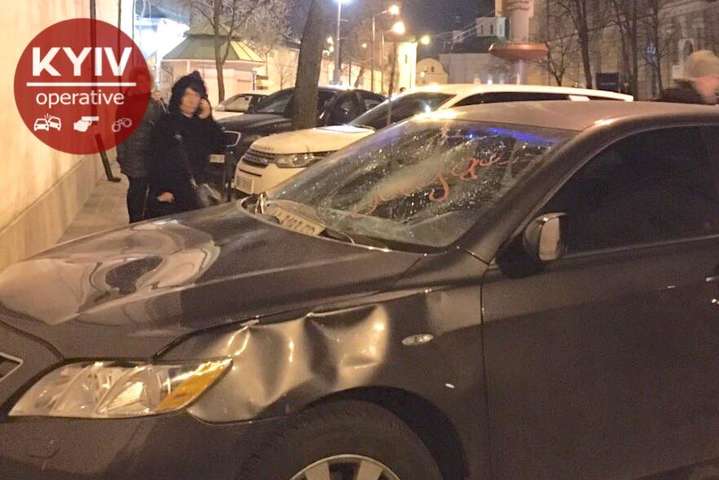 У Києві перехожий розтрощив авто, яке було неправильно припарковане: відео