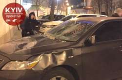 У Києві перехожий розтрощив авто, яке було неправильно припарковане: відео