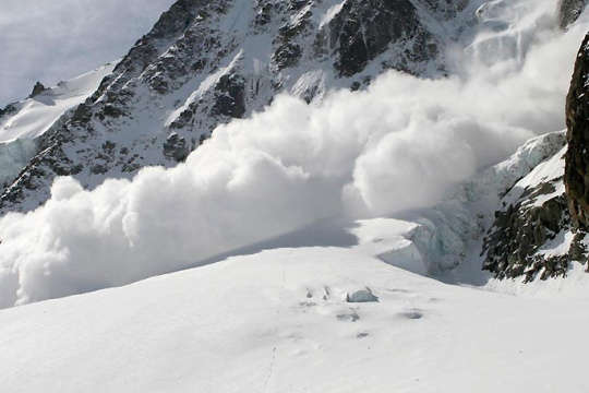 Рятувальники попередили про небезпеку сходження лавин у Карпатах 