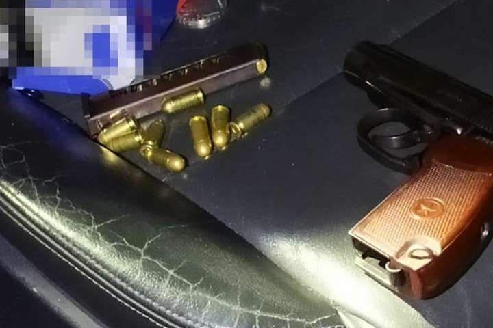 Ніж, кастет і пістолет: патрульні затримали озброєного «до зубів» водія (фото)