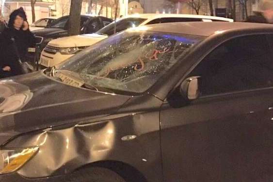 В Киеве прохожий разбил авто, которое было неправильно припарковано (видео)