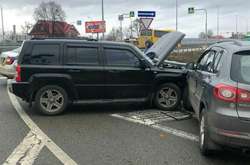 Jeep Patriot виїхав на зустрічну смугу руху, де скоїв зіткнення з Volkswagen Tiguan