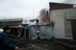 На Київщині горіла дерев’яна котельня (фото)