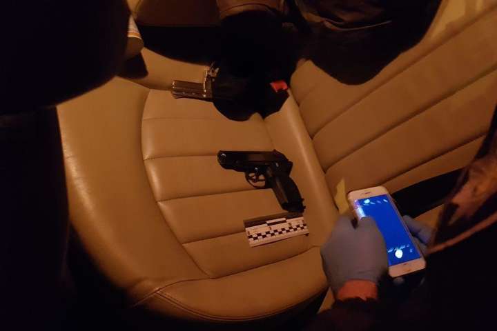 Столичні патрульні затримала водія Jaguar «під наркотиками» і зі зброєю (фото)