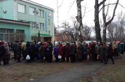 Через додаткові платіжки за транспортування газу люди стоять у величезних чергах 
