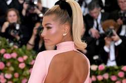 Хейли Бибер похвасталась длинными ногами в мини-шортах: снимки папарацци