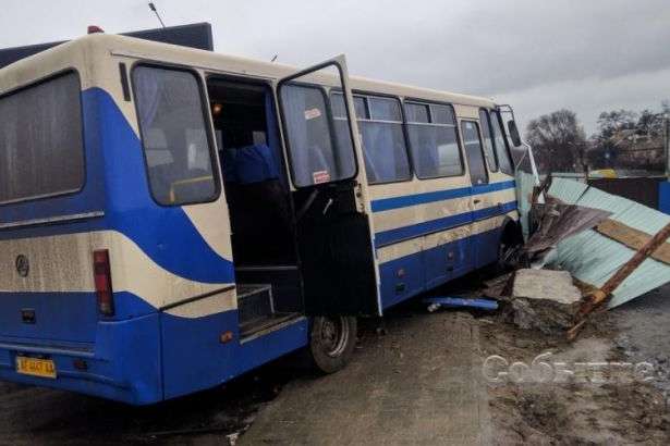 Люди вистрибували на ходу. На Дніпропетровщині сталося ДТП через смерть водія