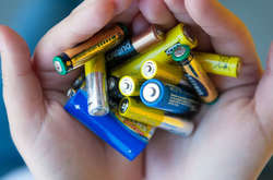 Київ домовився про утилізацію 70 тонн батарейок