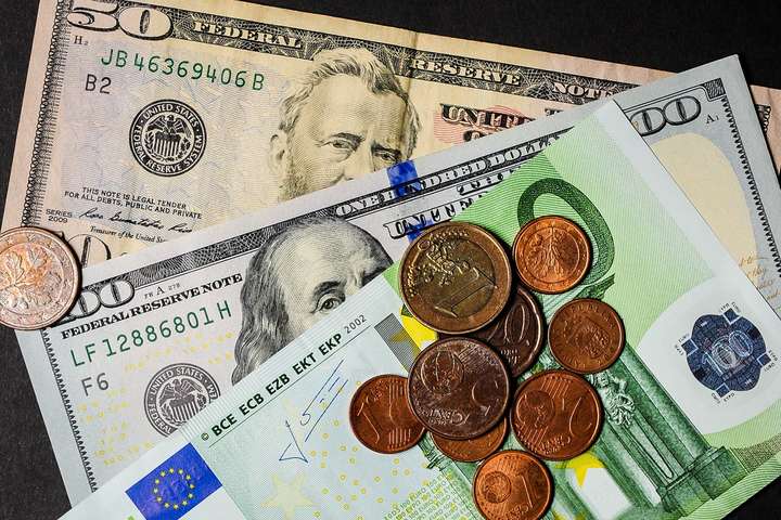 Курс валют на 4 лютого: долар і євро продовжують здорожчання