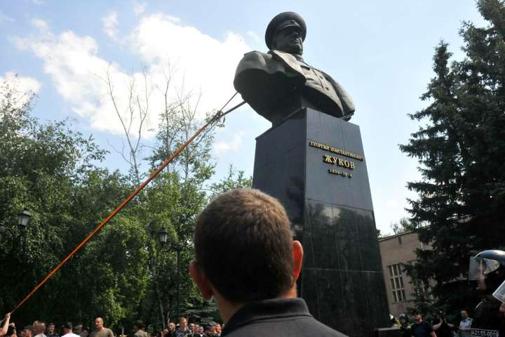 Мінкульт відмовився визнати пам'яткою бюст Жукова в Харкові