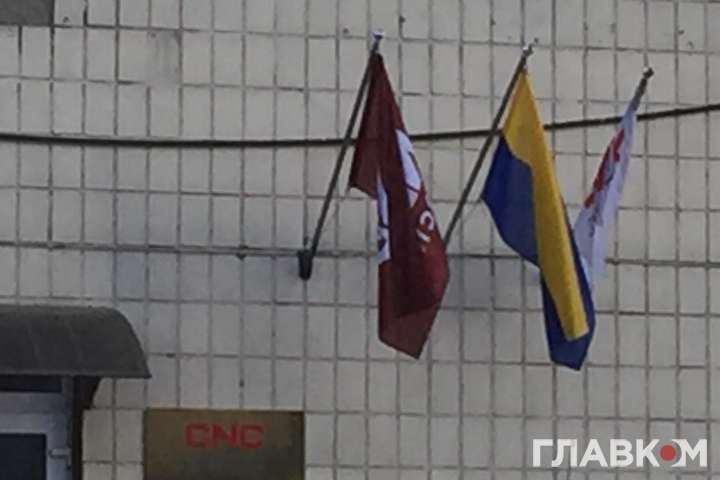 Біля офісного центру в Києві висить перевернутий прапор (фото)