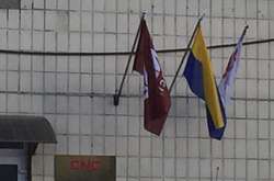 Біля офісного центру в Києві висить перевернутий прапор (фото)