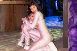  Буквально во всех декорациях было использовано лицо маленькой Сторми 
  