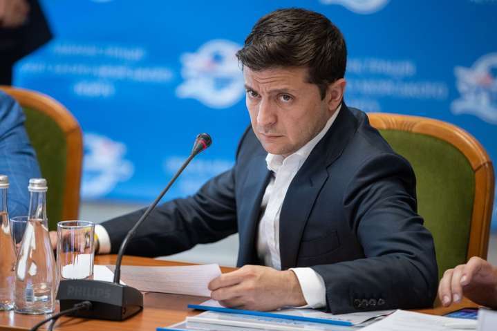 ЗМІ: Зеленський зібрав міністрів і «слуг народу» на закриту нараду