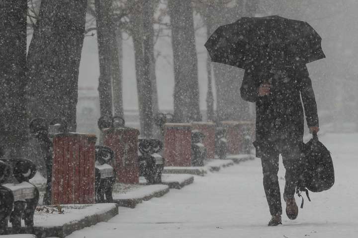 Сніг, хуртовини і ожеледиця: Україну сьогодні чекають складні погодні умови