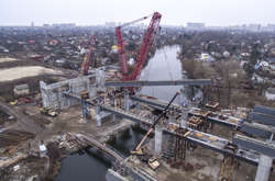  Підіймають балки за допомогою надпотужних кранів 