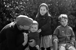  Муж Кейт Миддлтон отметил двоих английских писателей 
  