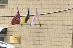 Після критики працівники офісу правильно встановили прапор України