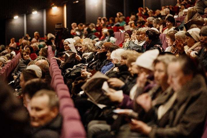 У Києві для людей старшого віку організували безкоштовний показ фільму «Мої думки тихі»