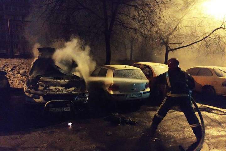 У Києві під час пожежі в автомобілі постраждав чоловік