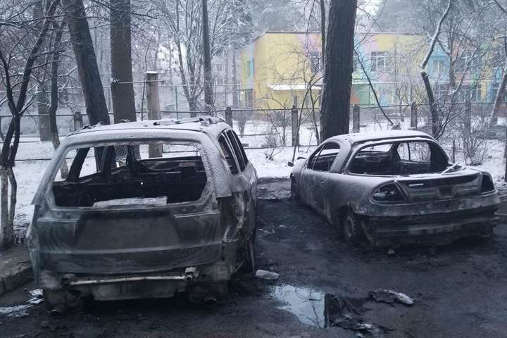 Під Києвом невідомі спалили авто місцевого депутата (фото, відео)