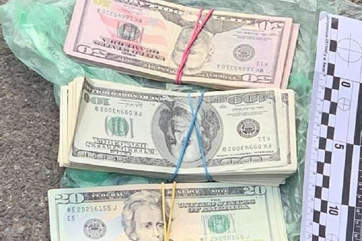 «Обмін валют за вигідним курсом»: молодик відібрав у киянина $10 тис. 