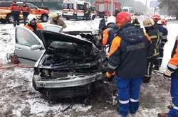  За допомогою гідравлічного інструменту рятувальники дістали тіло чоловіка з понівеченого авто 