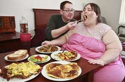 Девушка ради свадьбы с любимым поправится до 270 кг