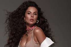 Настя Каменских в мини-шортиках потрясла поклонников роскошной фигурой (фото)