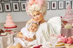 Самая молодая миллиардерша с дочерью в роскошных платьях снялись для глянца