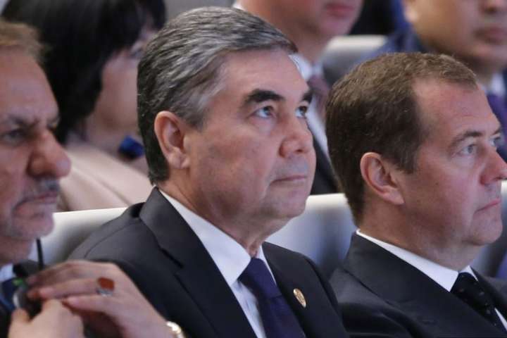 В Туркменистане чиновников «за 40» обязали стать седыми, как президент