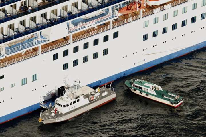 На борту заблокованого біля берегів Японії лайнера перебуває 25 українців, - МЗС