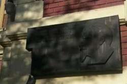 В Одесі демонтували пам'ятну дошку соратнику Сталіна