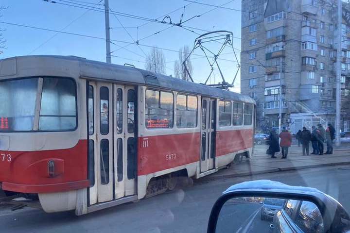 У Києві зійшов з колії трамвай (фото)