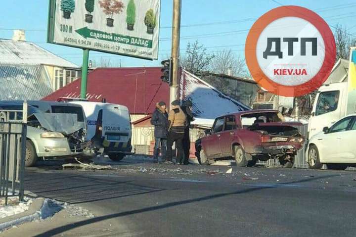 Через ожеледицю під Києвом у ДТП потрапили три автівки (фото)