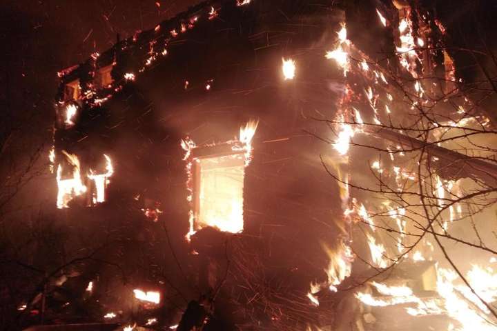 На Київщині вогонь повністю знищив будинок (фото)