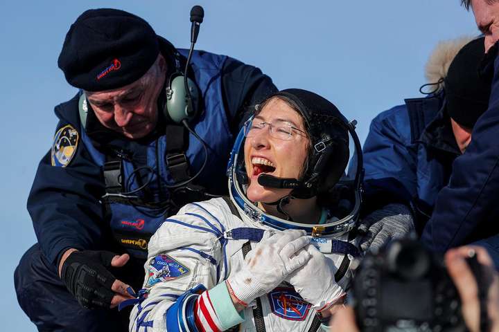 Космонавтка-рекордсмен вернулась на Землю